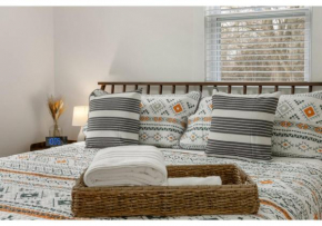 Irresistible Boho Get Away w/ KING Bed!